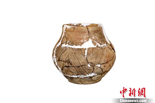 大厂遗址出土的新石器时代陶罐。 钟欣 摄