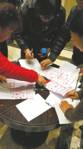24日上午,该小区近200名业主在小区楼盘大厅签署“联名求诉书”。