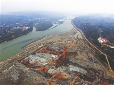22日,犍为岷江港航电工地,临时航道及泄洪闸基坑挖掘作业 摄影记者 张建
