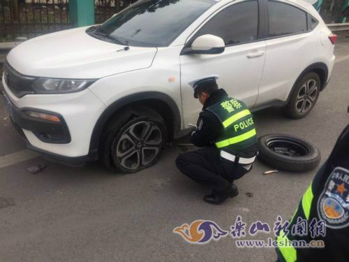 民警帮忙更换车胎