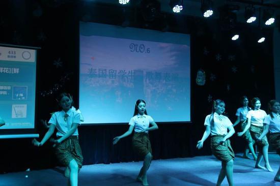 泰国留学生表演舞蹈