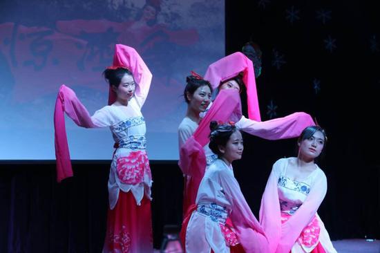 老师表演《惊鸿舞》