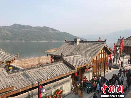 图为复建完成的木洞河街，一侧是长江水。　钟旖 摄