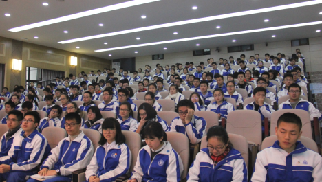 现场参与学生众多