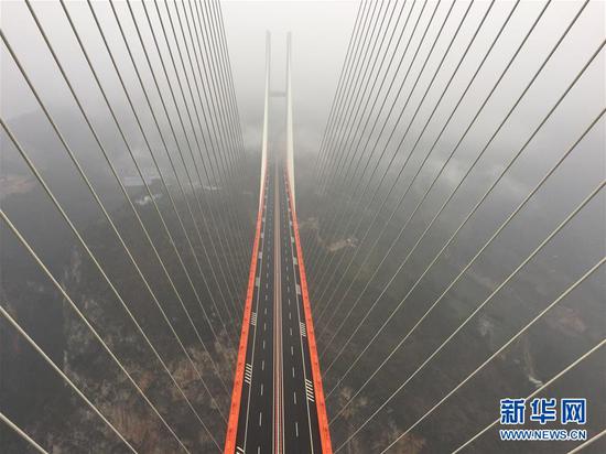世界第一高桥通车 高耸云雾如纸片