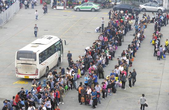 成都五桂桥成都汽车总站,等候上车的旅客排成长队。(资料图片)