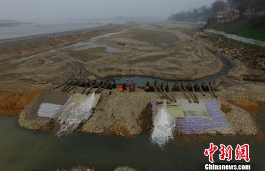 考古发掘现场抽水设备正在不停排水。 刘忠俊 摄