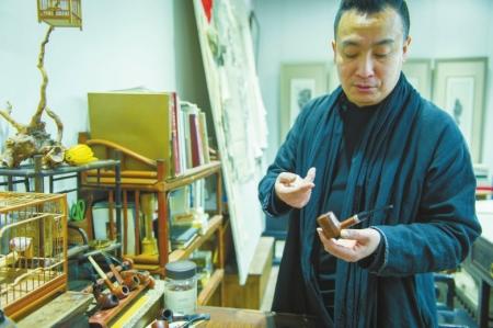 在马勇的工作室里还摆放着一排斗架,当年拥有的第一只斗还要经常拿来把玩。