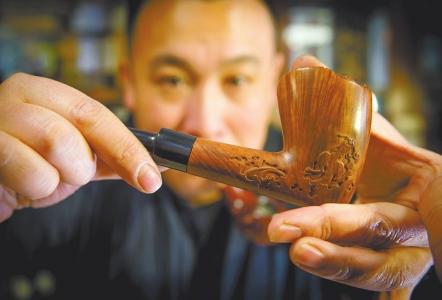 马勇专门请大师在这只斗上雕刻了极具中国符号的龙腾。