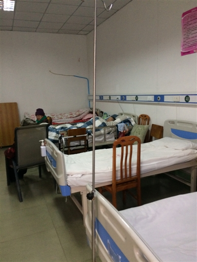 府青医院三楼病房目前住了四五个老人