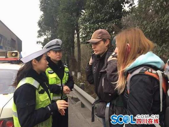 一对俄罗斯情侣上成雅高速要步行去昆明_成都