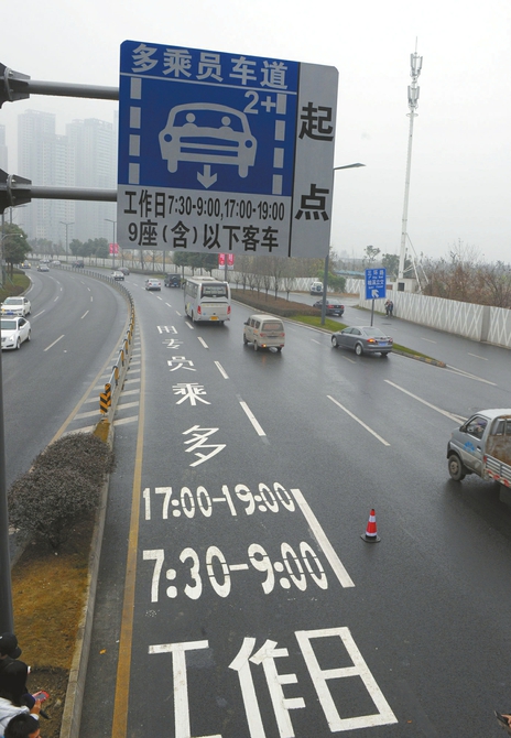 18日,成都科华路与绕城高速交叉路口,刚刚安装好的多乘员专用通道指示牌。