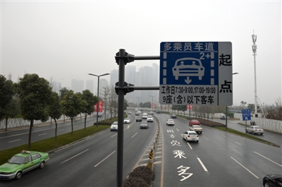 昨日，HOV多乘员车辆专用车道试运行 成都商报记者 王勤 摄影