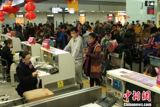 2月2日,成都机场吞吐量破历史记录。 吕俊明 摄