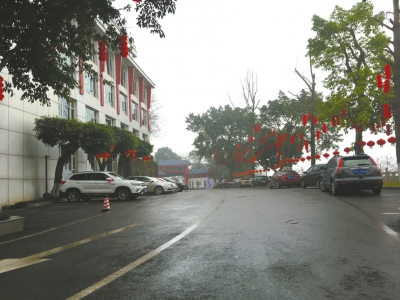 泸州一场小雨打湿了路面。徐庆摄