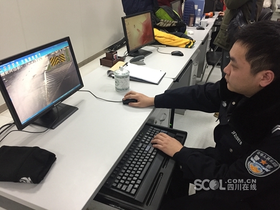 成都交警利用“天眼地网”严查机动车违反禁令