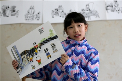 昨日,成都,10岁的姚果果展示她最喜欢的一幅作品“太古里跳拱” 成都商报记者 张建 摄