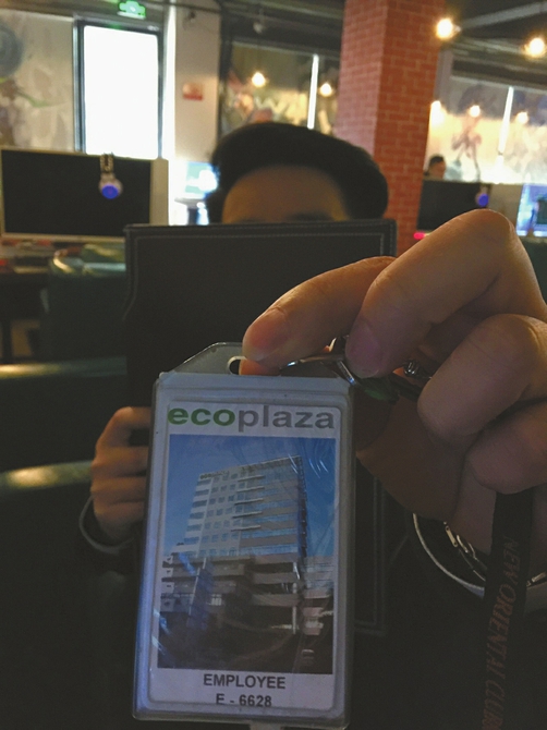 男子在四川中介应聘到国外工作 每天扮美女拉