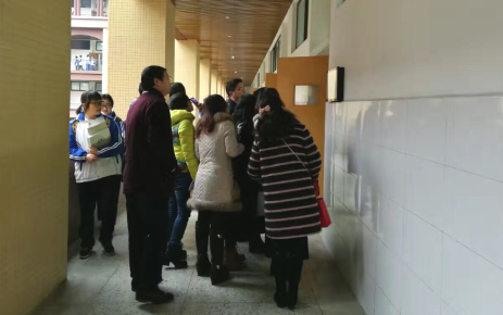 “围观”棠中学生上课