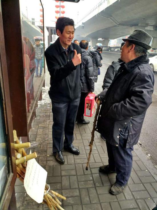 等候公交车的乘客伸出大拇指为他的举动点赞