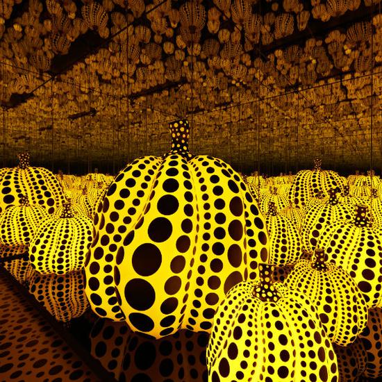 　　《我对南瓜所有永恒的爱》（All the Eternal Love I Have for the Pumpkins， 2016）。图片：Courtesy KUSAMA Enterprise， Ota Fine Arts， Tokyo Singapore and Victoria Miro， London © Yayoi Kusama