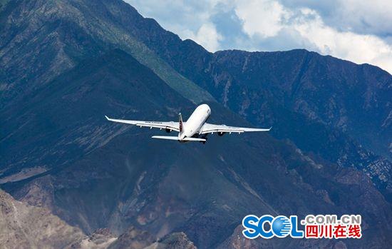 空客A330飞机从拉萨贡嘎机场起飞
