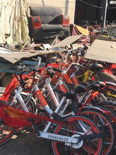 上百辆共享单车被集中堆放在院内(市民田女士供图)