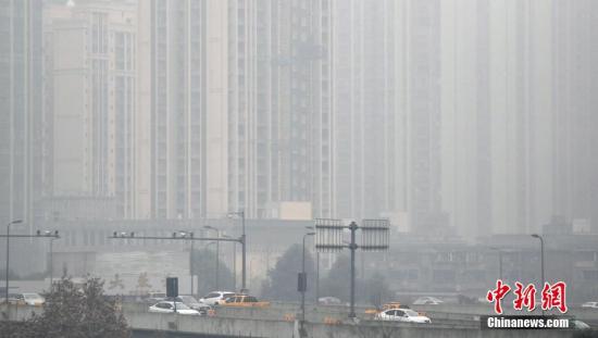 成都高楼笼罩在雾霾中(资料图)。中新社记者 张浪 摄