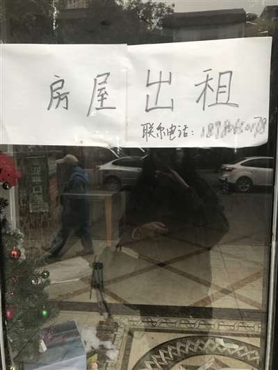 记者来到川港影楼簇桥店,发现贴上了出租告示人去楼空