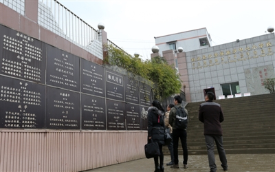 叙永县水潦中心校门口学生们作的古体诗