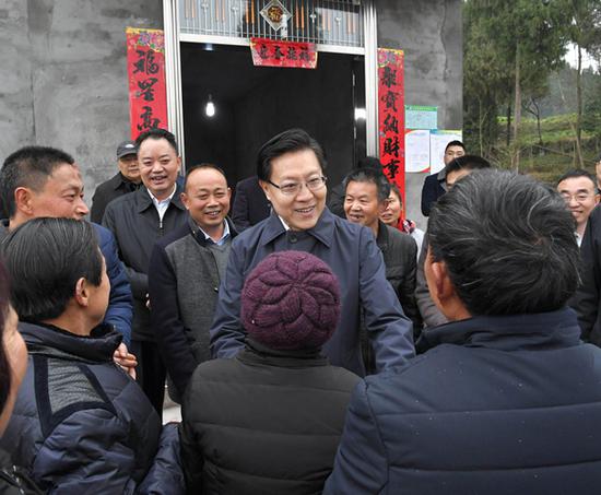 2017年2月22日,四川省委书记王东明来到今年新联系的建档立卡贫困村——南充市仪陇县日兴镇黎明村,实地检查精准扶贫精准脱贫“两不愁三保障”和“四个好”目标落实情况,与当地村民们亲切交流。