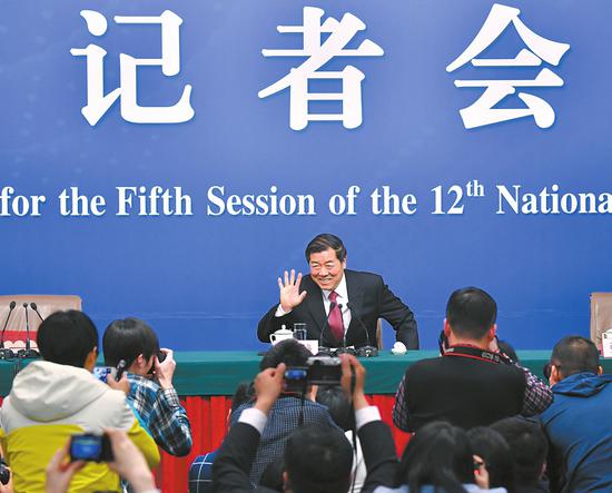 3月6日,国家发改委主任何立峰等就“经济社会发展与宏观调控”答记者问。 新华社发