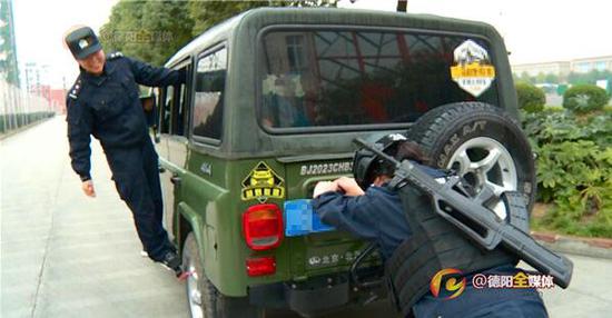 德阳女特警手推越野车绕场练力量