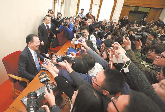 3月2日,全国政协十二届五次会议新闻发言人王国庆回答中外记者提问。新华社发