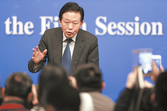 3月7日,财政部部长肖捷就“财政工作和财税改革”答记者问。这是发布会结束后,肖捷同记者交流。 新华社发
