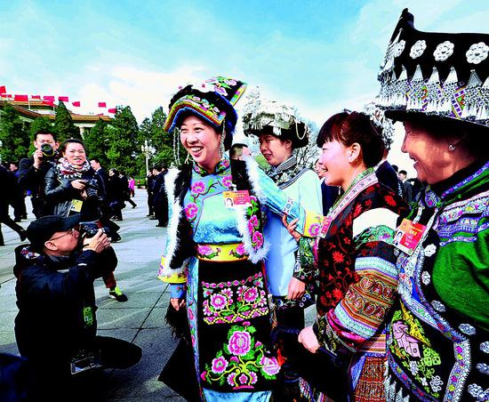2015年3月8日,王安兰代表(右四)与贵州团苗族代表交流时引起媒体关注。