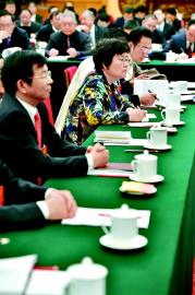 ①3月8日,十二届全国人大五次会议四川团代表认真审议政府工作报告。 川报集团特派记者毛漫丁 何海洋 摄