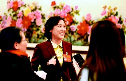 ③罗霞代表说,习近平总书记的重要讲话催人奋进,一定要撸起袖子加油干! 川报集团特派记者 何海洋 摄
