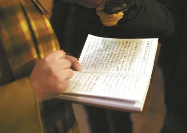 ②侯蓉代表的笔记本上记满了笔记和感受。