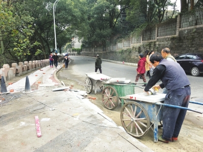 施工工人正在进行路沿更换。