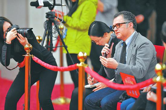 意大利安莎社记者提问。川报集团特派记者何海洋摄