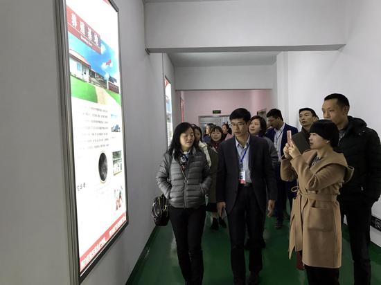 家委会代表和教师代表参观学校的安全管理工作