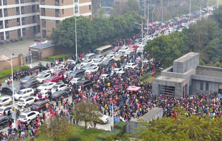 3月11日,电子科大成都学院考场,道路停满了汽车,考生和家长徒步前行。