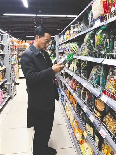 昨日,为调查农产品消费市场,全国人大代表左万军走访北京的6家超市