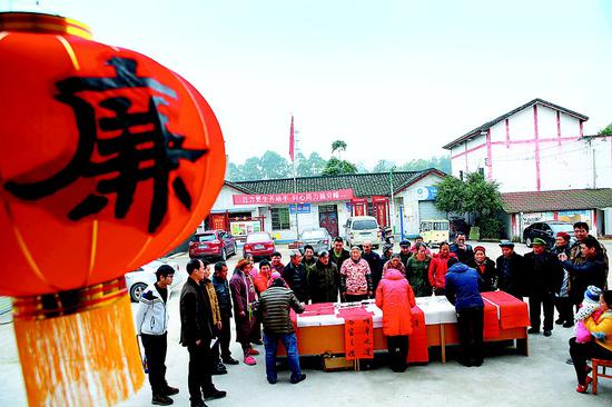 2017年1月14日,广安市广安区纪委监察局、总工会邀请书法家为方坪乡棋盘村村民、干部书写“廉洁春联”。廖小兵 摄(视觉四川)