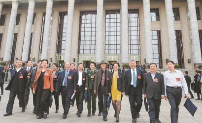 住川全国政协委员步出人民大会堂。