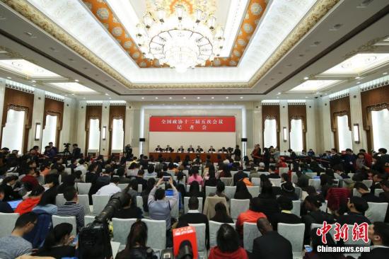 资料图 政协委员谈促进经济平稳健康发展。中新社记者 杨可佳 摄