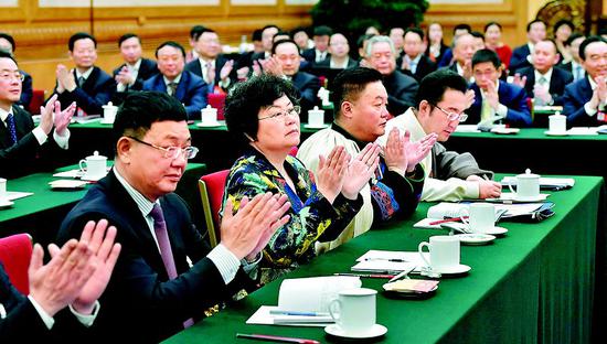 四川代表团全团会上,代表的精彩发言迎来热烈的掌声。
