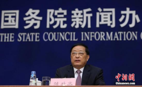 资料图:2月23日,国新办在北京举行新闻发布会,住房和城乡建设部部长陈政高介绍房地产和棚户区改造有关情况,并答记者问。 中新社记者 杨可佳 摄