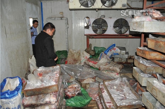 何某多次购进未经检疫、甚至是病死的马肉、骡子肉、驴肉冒充牛肉卖到成都等地